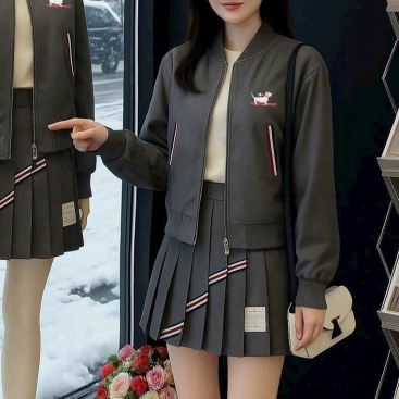 Set áo khoác váy ngắn xếp ly họa tiết chó Thom Browne