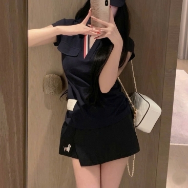 Set áo thun trắng xanh đen tay ngắn váy ngắn xếp ly Thom Browne