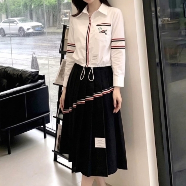 Set áo sơ mi trắng dây rút váy dàu đen Thom Browne