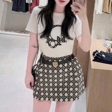 Set áo thun váy sọc kèm thắt lưng Dior