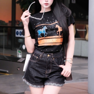 Áo thun nữ Dior trắng đen họa tiết ngựa đính đá 