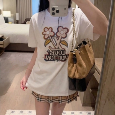 Áo thun trắng phom rông thêu hoa LV