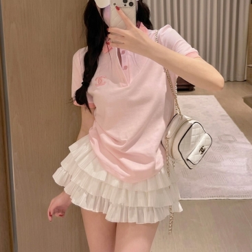 Áo thun nữ hồng có cổ Chanel