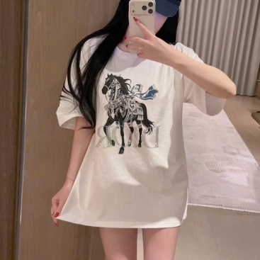 Áo thun trắng phom rộng họa tiết ngựa đính đá Dior