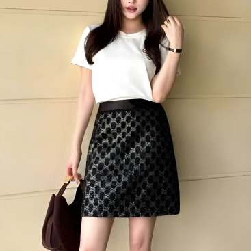 Set áo thun trắng chân váy ngắn đen họa tiết hãng Gucci