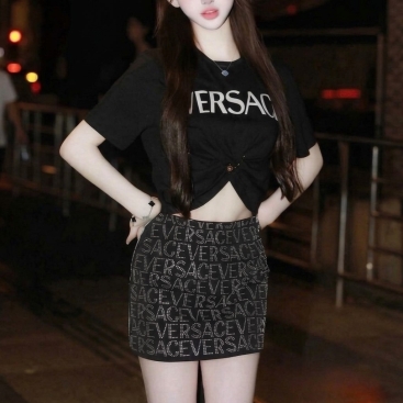 Set áo thun đen váy ngắn Versace