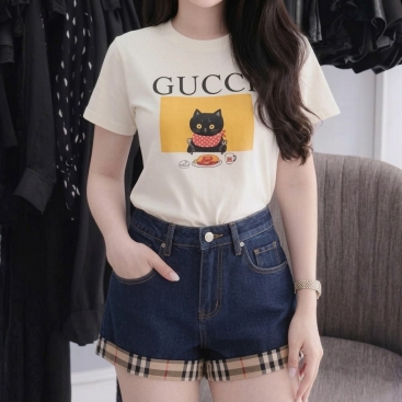 Set áo thun họa tiết mèo Gucci phối quần short Burberry