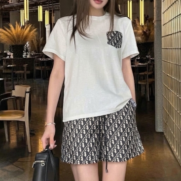 Set áo thun trắng quần short vải Dior