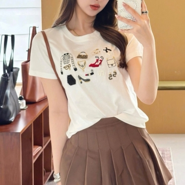 Áo thun thêu nổi họa tiết sticker Chanel
