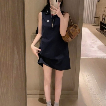 Áo đầm Miu Miu sát nách cổ bẻ trắng và đen