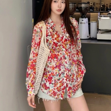 Áo sơ mi họa tiết hoa đỏ Chanel