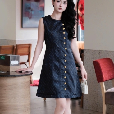 Áo đầm nữ sát nách cổ tròn đính nút vàng LV