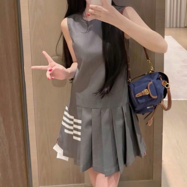 Áo đầm nữ xám sát nách dáng xếp ly Thom Browne