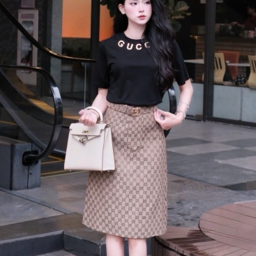 Set áo thun trắng đen váy ôm dài nâu Gucci