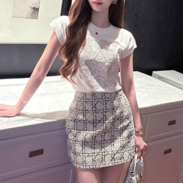 Set áo thun trắng họa tiết váy ngắn ôm kem sọc Dior
