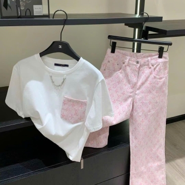 Set áo thun trắng quần dài hồng Louis Vuitton
