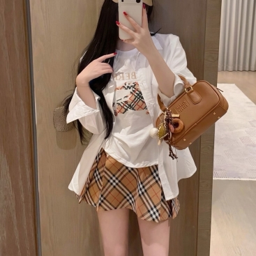 Set áo sơ mi trắng đen tay dài váy ngắn sọc nâu Burberry
