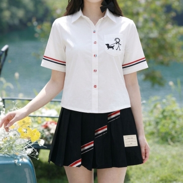 Áo sơ mi trắng phom ngắn họa tiết limited Thom Browne