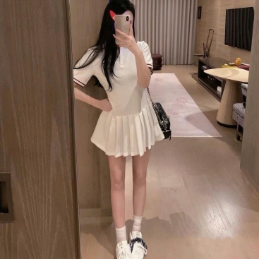 Đầm Miu Miu trắng váy xếp ly