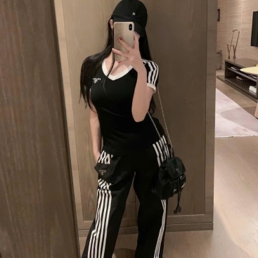 Set bộ áo thun quần dài trắng đen prada