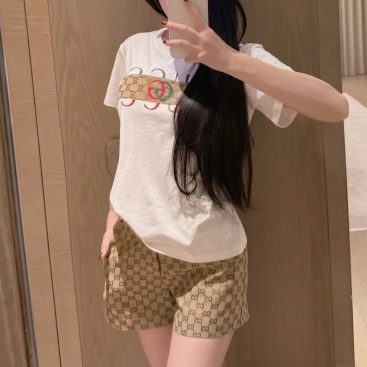 Set áo thun trắng đen quần short nữ nâu vàng họa tiết hãng Gucci