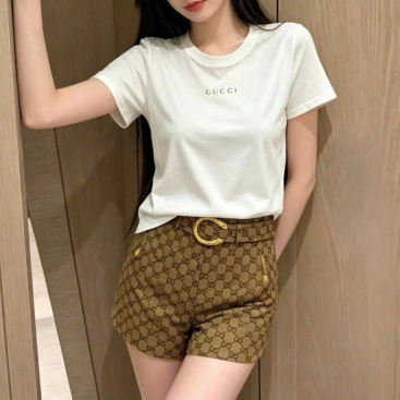 Set áo thun trắng đen quần short nâu vàng Gucci