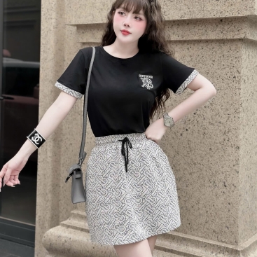 Set áo thun váy ngắn phối màu Burberry