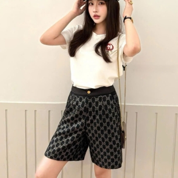Set áo thun trắng quần lửng đen Gucci