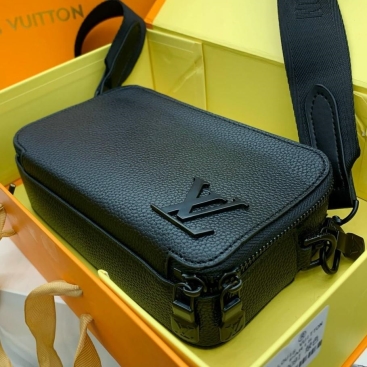 Túi nam Louis Vuitton dáng hộp