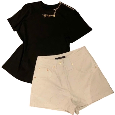 Set áo phông đen kèm charm cổ và quần short trắng nữ LV