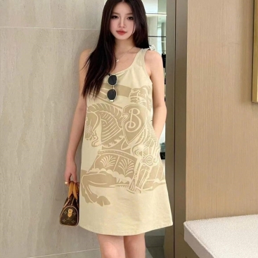 Đầm nữ vàng Burberry họa tiết ngựa