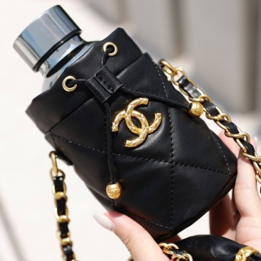 Bình nước giữ nhiệt Chanel kèm Bucket Mini Bag