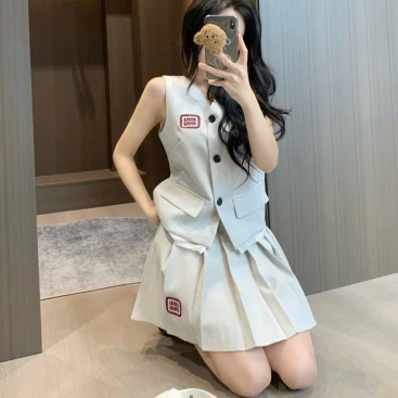 Set áo gile sát nách váy xếp ly nữ Miu Miu
