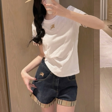 Set áo thun trắng đen quần short nữ Burberry