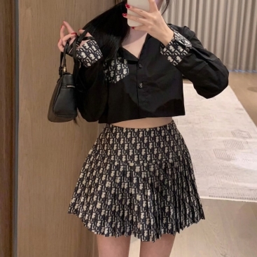 Set áo tay dài đen váy họa tiết hãng Dior