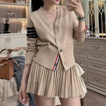 Set áo váy xếp ly màu kem Thom Browne