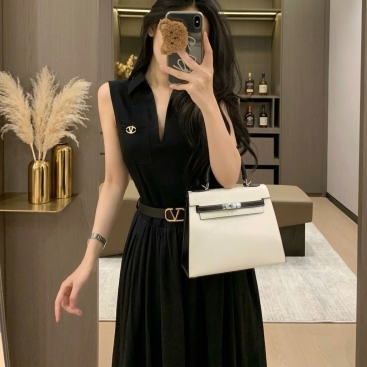 Đầm dài đen sát nách kèm thắt lưng Valentino