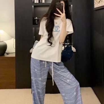 Set bộ nữ áo thun trắng quần dài xanh dương Chanel