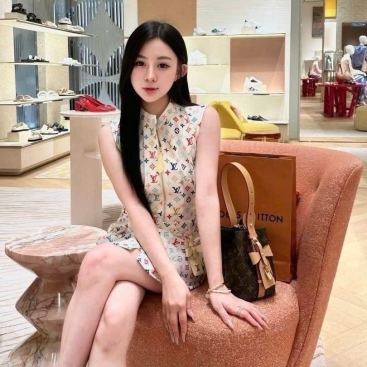 Váy đầm trắng dây kéo giữa họa tiết hãng LV