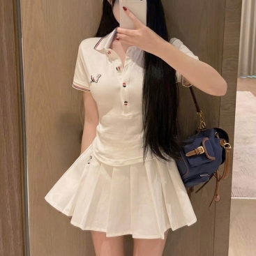 Set áo váy xếp ly màu trắng Thom Browne
