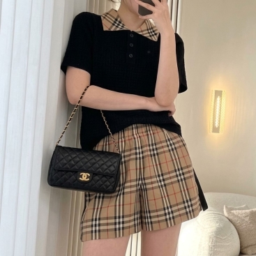 Set áo thun đen trắng quần vải ngắn Burberry