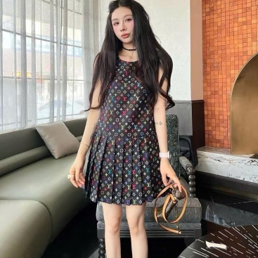 Đầm nữ sát nách cổ tròn xếp ly LV
