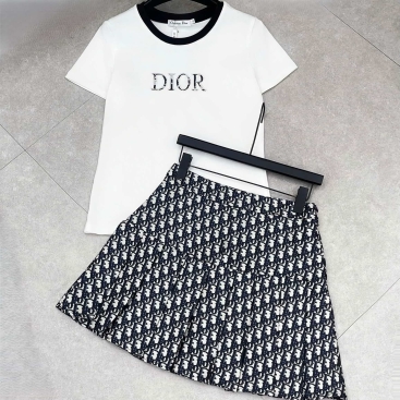 Set áo thun trắng tay ngắn váy xếp ly ngắn Dior