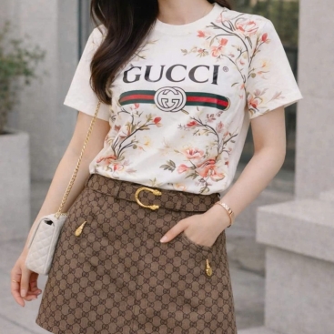 Set áo thun họa tiết hoa váy nâu kèm thắt lưng Gucci