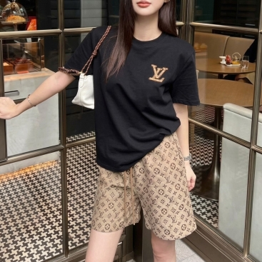 Set áo thun trắng đen quần lửng LV