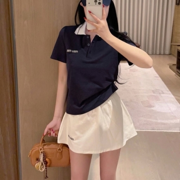 Set áo thun polo váy ngăn trắng Miu Miu