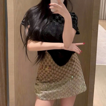 Set áo thun trắng đen váy ngắn nâu đính đá Gucci