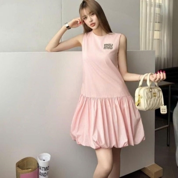 Đầm hồng nữ sát nách Miu Miu