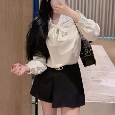 Áo sơ mi Valentino thắt nơ kèm tag đá