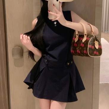 Đầm sát nách dáng xòe đen và nâu kem Dior